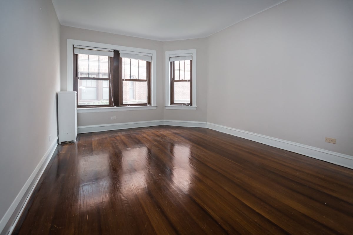 5410 s ridgewood ct hyde park chicago living room